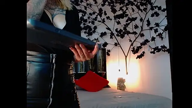 Sara Valkyri online show from 7, 3, 2025