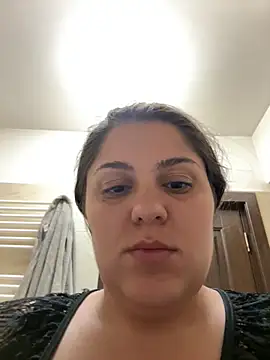 Snapshot of Layla- chatting on 6, 10, 2025 Layla- online show from 6, 10, 2025