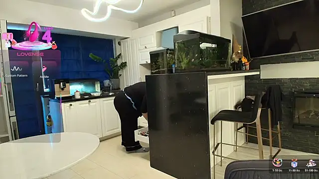 Snapshot of Layla- chatting on 26, 11, 2025 Layla- online show from 26, 11, 2025