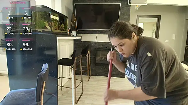 Snapshot of Layla- chatting on 19, 9, 2025 Layla- online show from 19, 9, 2025