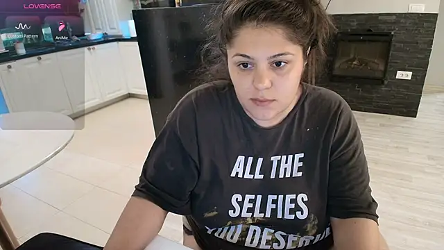 Snapshot of Layla- chatting on 24, 9, 2025 Layla- online show from 24, 9, 2025