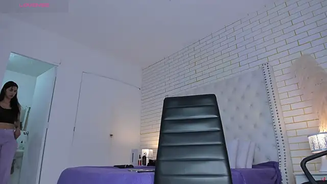 Snapshot of Emilly_wilson_ chatting on 13, 11, 2025 Emilly wilson online show from 13, 11, 2025