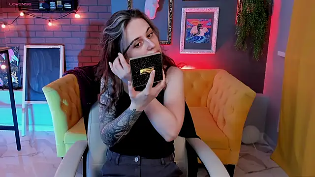 Snapshot of OliviaMcClean chatting on 6, 11, 2025 OliviaMcClean online show from 6, 11, 2025