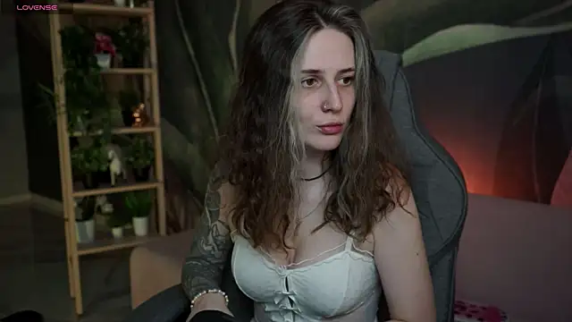 Snapshot of OliviaMcClean chatting on 8, 10, 2025 OliviaMcClean online show from 8, 10, 2025