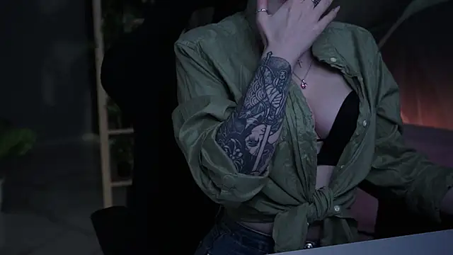 Snapshot of OliviaMcClean chatting on 23, 11, 2025 OliviaMcClean online show from 23, 11, 2025