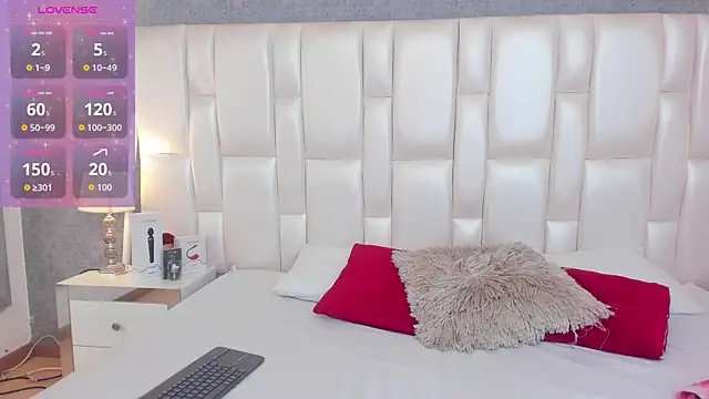 ArianaaGrace online show from 18, 11, 2025