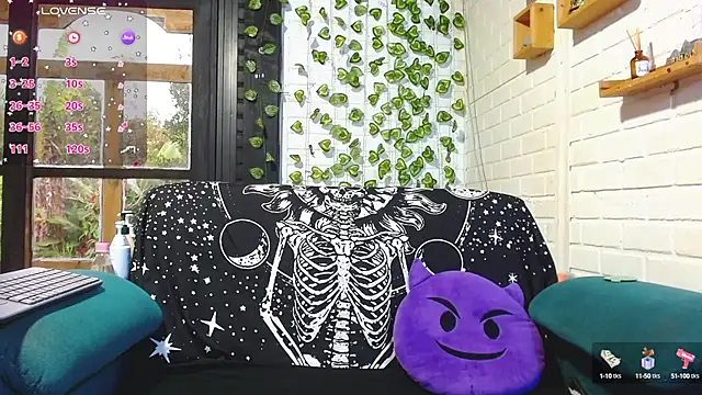 Snapshot of LiraSonnett chatting on 4, 10, 2025 LiraSonnett online show from 4, 10, 2025