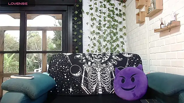 Snapshot of LiraSonnett chatting on 21, 10, 2025 LiraSonnett online show from 21, 10, 2025