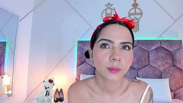 aurora collinss  online show from 22, 12, 2025