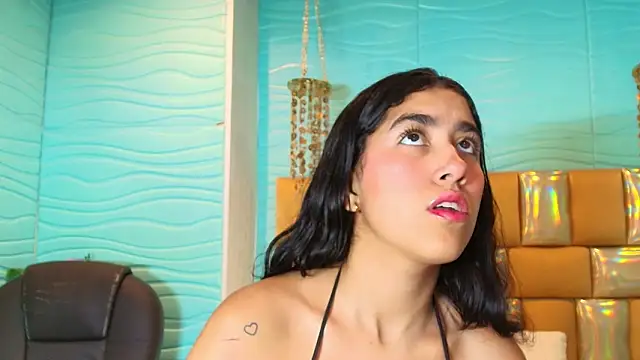 Mia Montess online show from 5, 2, 2026