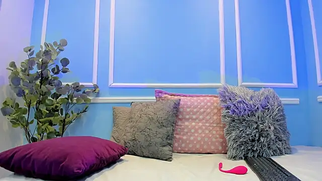 Lucy Canel online show from 4, 10, 2025