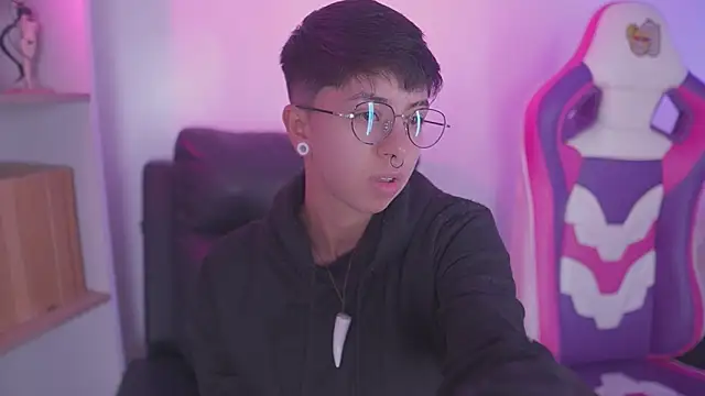 Snapshot of tommy_blue chatting on 10, 10, 2025 tommy blue online show from 10, 10, 2025