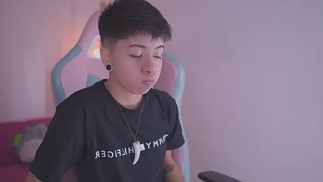 Snapshot of tommy_blue chatting on 25, 11, 2025 tommy blue online show from 25, 11, 2025