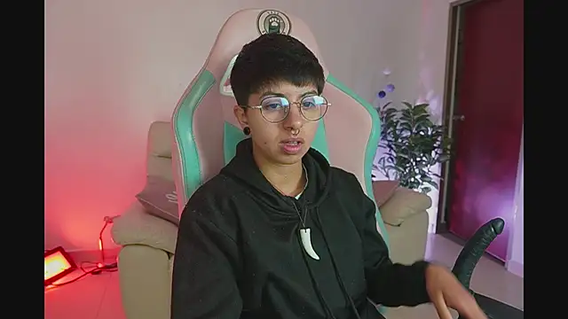 Snapshot of tommy_blue chatting on 2, 10, 2025 tommy blue online show from 2, 10, 2025