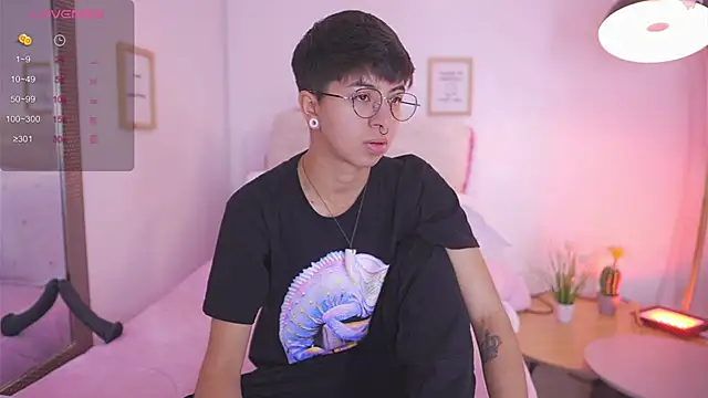 Snapshot of tommy_blue chatting on 27, 10, 2025 tommy blue online show from 27, 10, 2025