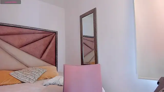 SaskiaGrendel online show from 19, 9, 2025