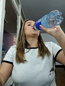 Snapshot of mandy-moore chatting on 4, 2, 2026 mandy-moore online show from 4, 2, 2026