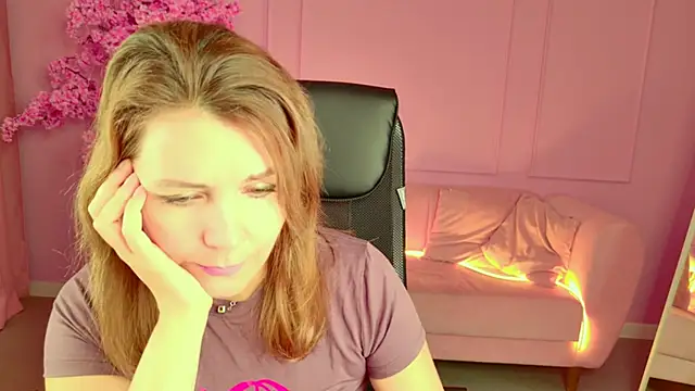 Snapshot of NicoleHitman chatting on 7, 11, 2025 NicoleHitman online show from 7, 11, 2025