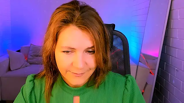 Snapshot of NicoleHitman chatting on 6, 11, 2025 NicoleHitman online show from 6, 11, 2025