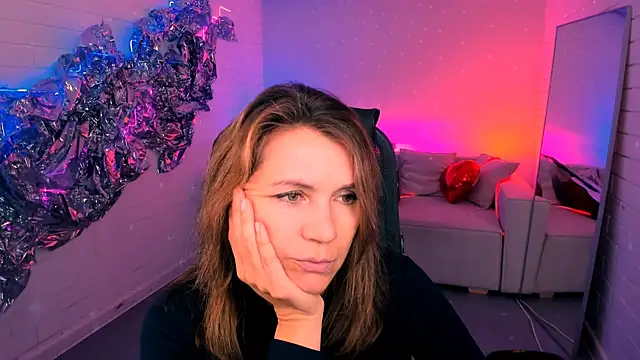 Snapshot of NicoleHitman chatting on 13, 10, 2025 NicoleHitman online show from 13, 10, 2025