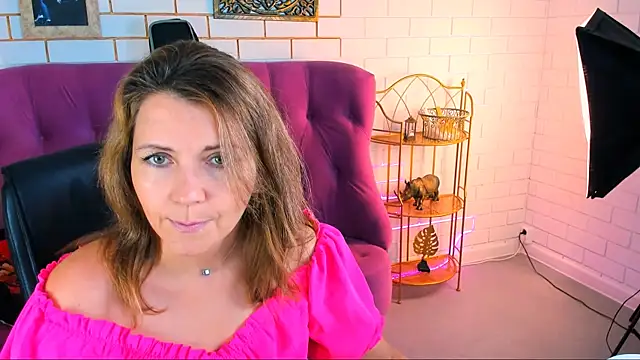 Snapshot of NicoleHitman chatting on 6, 10, 2025 NicoleHitman online show from 6, 10, 2025