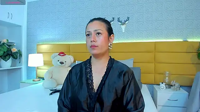 Snapshot of LeilaHiuston chatting on 28, 11, 2025 LeilaHiuston online show from 28, 11, 2025