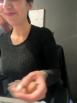 Isabella Varella online show from 11, 11, 2025