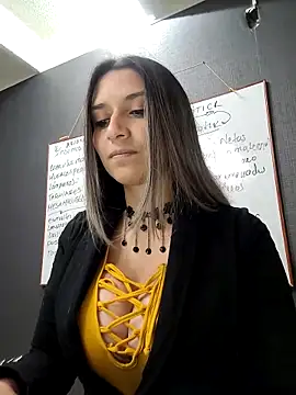 Isabella Varella online show from 18, 3, 2025