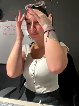 Isabella Varella online show from 3, 12, 2025