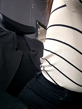 Isabella Varella online show from 15, 10, 2025