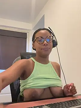 Snapshot of Melia_Rayne chatting on 10, 7, 2026 Melia Rayne online show from 10, 7, 2026
