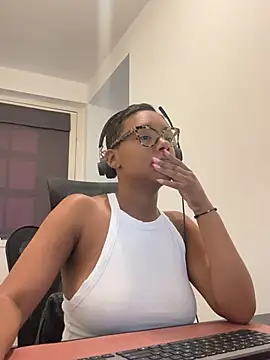 Snapshot of Melia_Rayne chatting on 13, 7, 2026 Melia Rayne online show from 13, 7, 2026