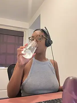 Snapshot of Melia_Rayne chatting on 8, 7, 2026 Melia Rayne online show from 8, 7, 2026