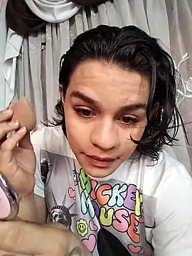 Moonroxe  online show from 4, 3, 2025