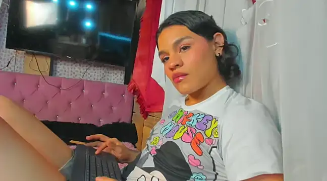 Moonroxe  online show from 4, 3, 2025