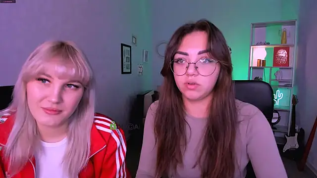 Snapshot of kiki_swan chatting on 15, 12, 2025 kiki swan online show from 15, 12, 2025