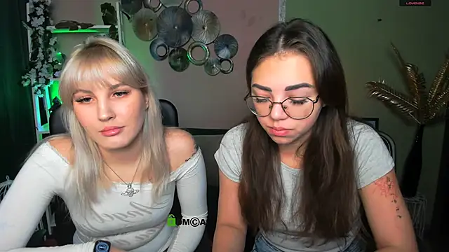 Snapshot of kiki_swan chatting on 22, 12, 2025 kiki swan online show from 22, 12, 2025