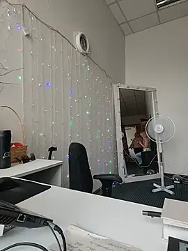 Juicy PeachLux online show from 23, 5, 2026