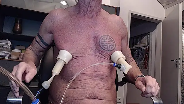 Snapshot of munichrubber chatting on 22, 12, 2025 munichrubber online show from 22, 12, 2025