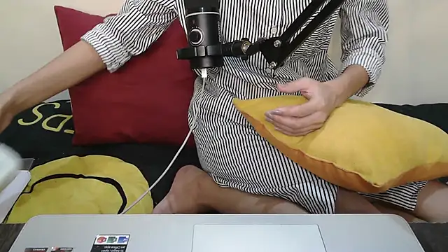 NaughtyThrouple007 online show from 13, 9, 2025