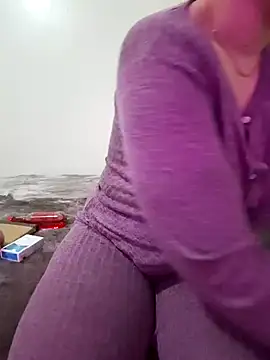 Snapshot of queen_belisima1 chatting on 2, 12, 2025 queen belisima1 online show from 2, 12, 2025