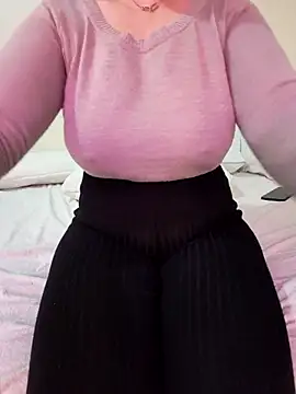 Snapshot of queen_belisima1 chatting on 19, 12, 2025 queen belisima1 online show from 19, 12, 2025