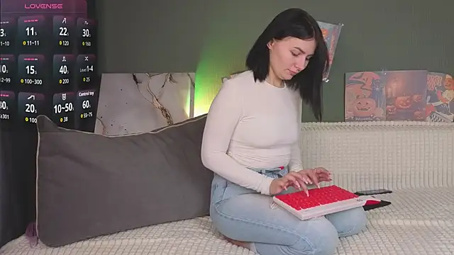 Charlotte Woods online show from 3, 11, 2025