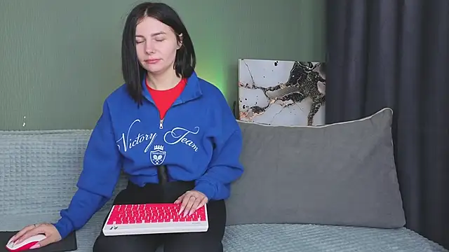 Charlotte Woods online show from 14, 9, 2025