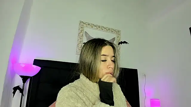 Lola Blondie online show from 4, 11, 2025