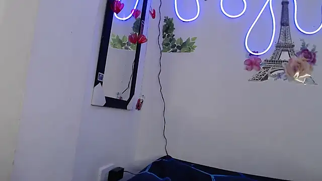 Snapshot of bella_warzon chatting on 23, 9, 2025 bella warzon online show from 23, 9, 2025