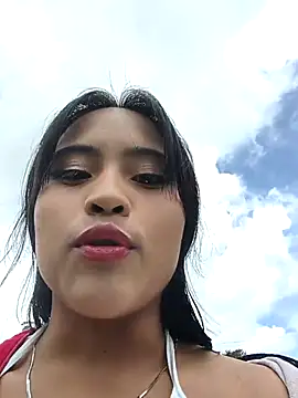 Snapshot of bella_warzon chatting on 12, 11, 2025 bella warzon online show from 12, 11, 2025