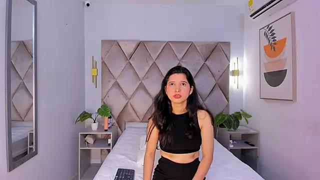 lucianasmith  online show from 13, 3, 2025