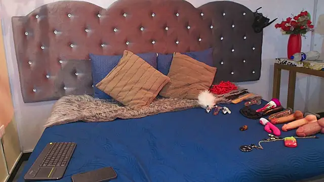 Lia Valmont online show from 26, 9, 2025