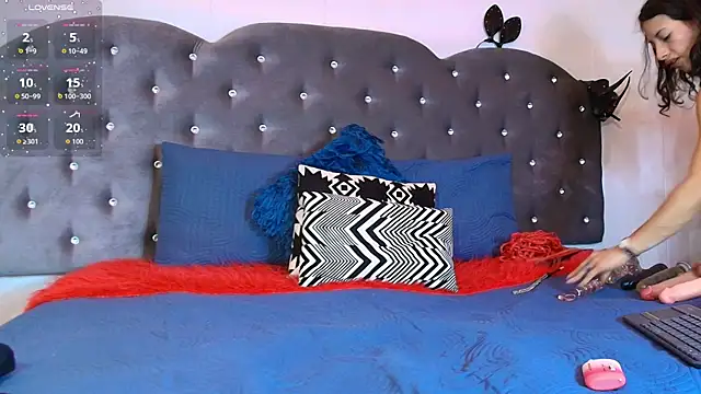 Lia Valmont online show from 4, 12, 2025